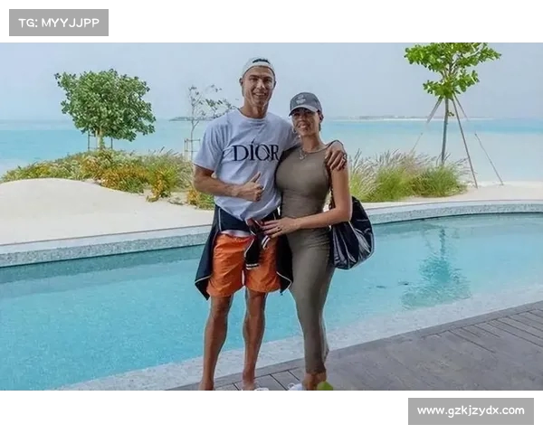乔治娜分享温馨时刻,C罗回家躺着比剪刀手,幸福满满引发热议 乔治娜分享温馨时刻,C罗回家躺着比剪刀手,幸福满满引发热议